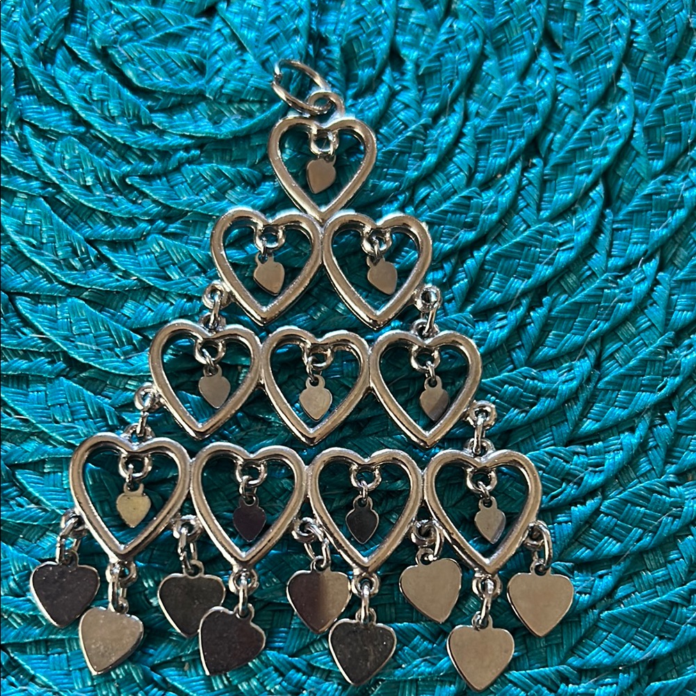 Elegant Lisner Stamped Silver Heart Dangle Penday 19$